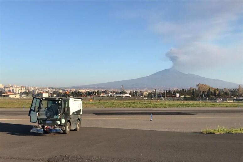 Etna, torna l’incubo cenere: restrizioni dei voli in arrivo a Fontanarossa