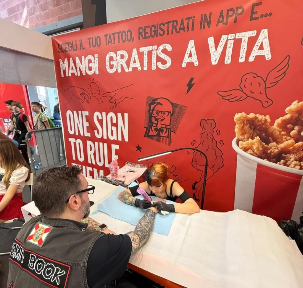 Modena, pollo fritto a vita in cambio di un tatuaggio: polemica per iniziativa catena fast food