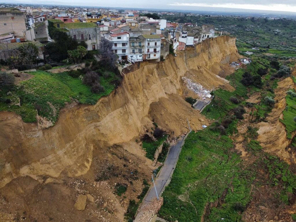 Frana a Niscemi, nuova crepa nel centro storico. Il sindaco: “Servono messa in sicurezza e poi ricostruzione”