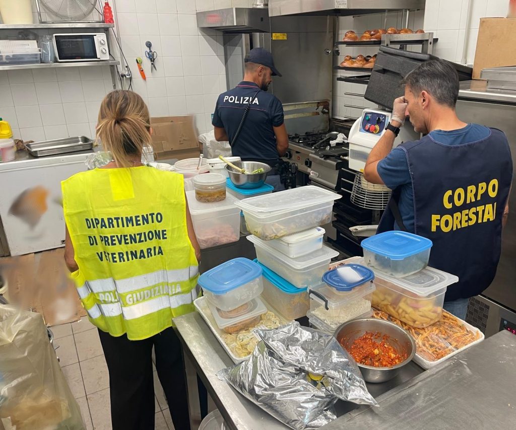 Catania, controlli in un locale di piazza Michelangelo: sequestrati 210 kg di alimenti e sanzioni per quasi 10.000 euro