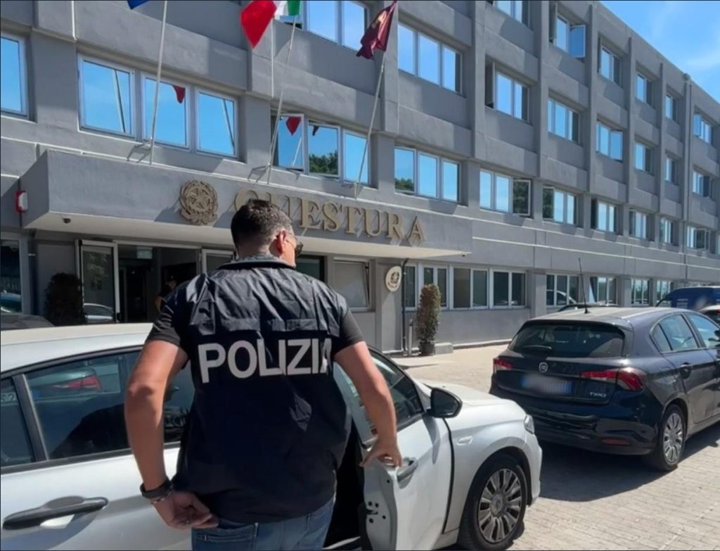 Catania, consegne a domicilio di droga in scooter: 50enne bloccato con 184 g tra cocaina, crack e marijuana