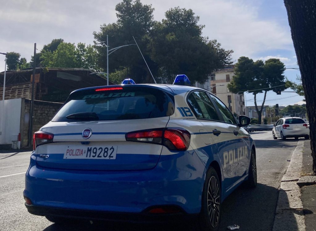 Catania, 50enne sorpreso in auto rubata con arnesi da scasso e senza patente: denunciato