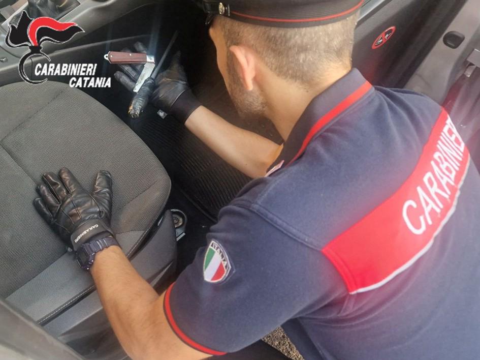 Tentato furto a Bronte, inseguiti e denunciati due giovani di Gela: recuperati coltello e cacciavite modificato