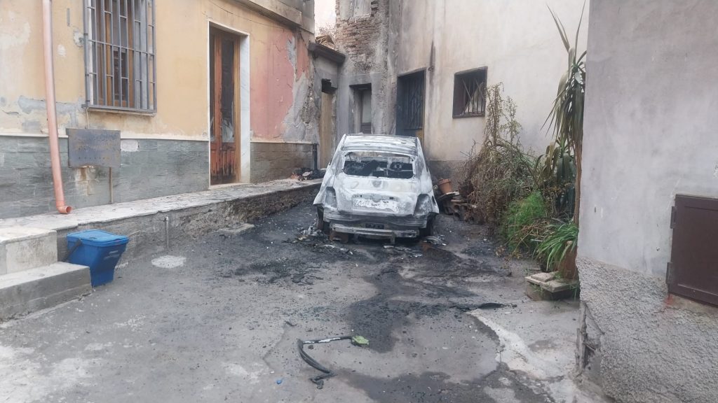 Paternò, auto in fiamme nella notte: il rogo divora una Fiat 500 e danneggia le facciate delle case