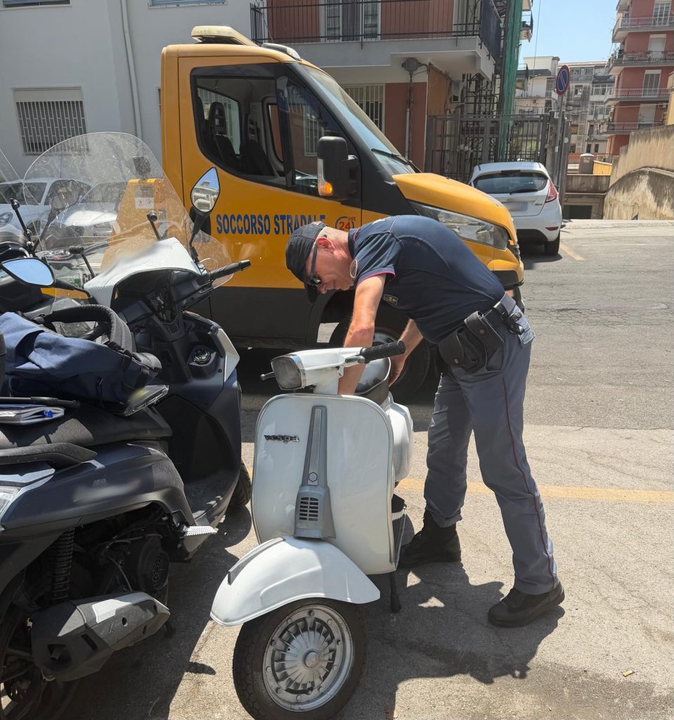 Catania, si presenta in commissariato con una Vespa rubata 40 anni fa: denunciato