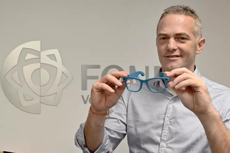 Prototipo degli occhiali StabiLens per prevenire le cadute negli anziani