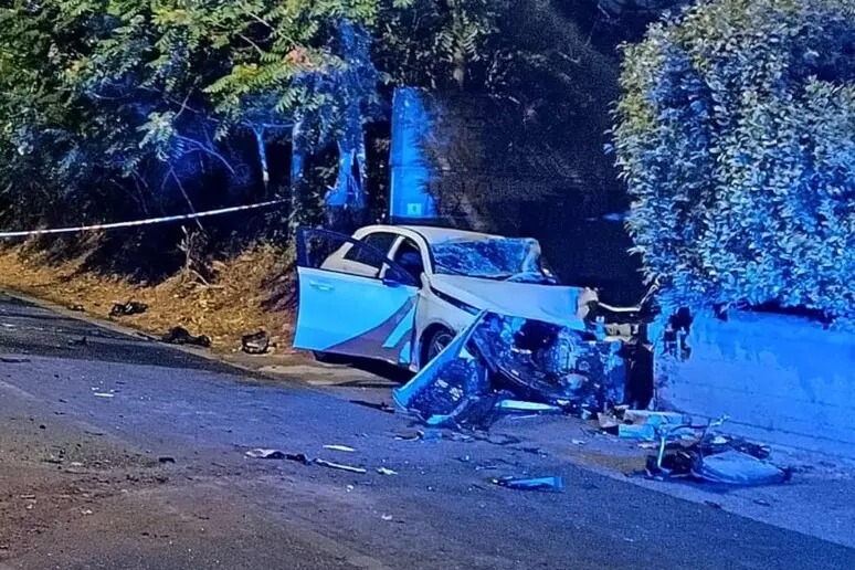 Caltagirone, 22enne morto all’alba in un incidente stradale: auto si schianta contro un muro