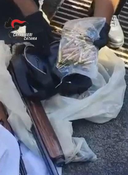 Catania, arsenale in auto e in garage: fucile a canne mozze, pistole e maschere in silicone. Arrestato 36enne (VIDEO)