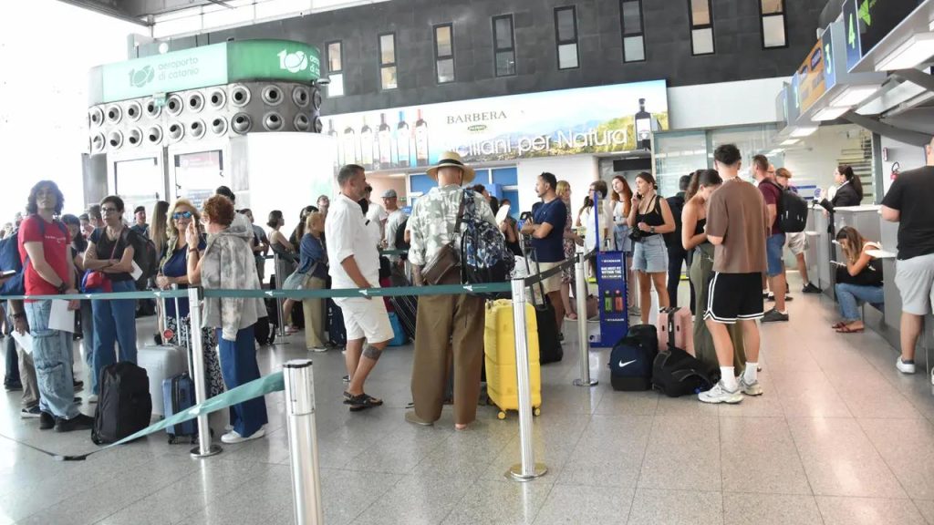 Eruzione Etna, aeroporto di Catania: voli sospesi fino alle 10