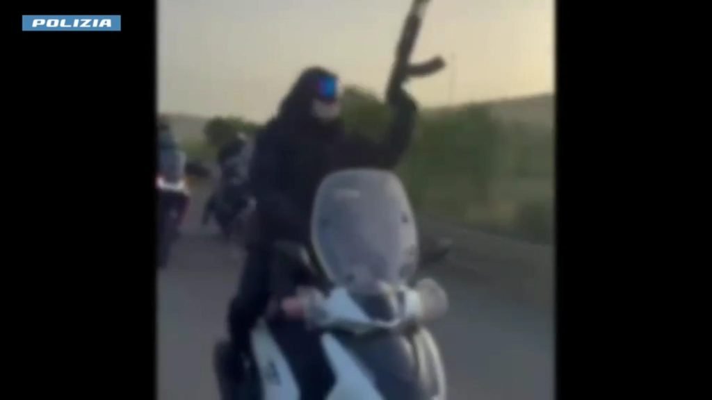 Palagonia, alla corsa clandestina con il Kalashnikov: arrestato 21enne (VIDEO)
