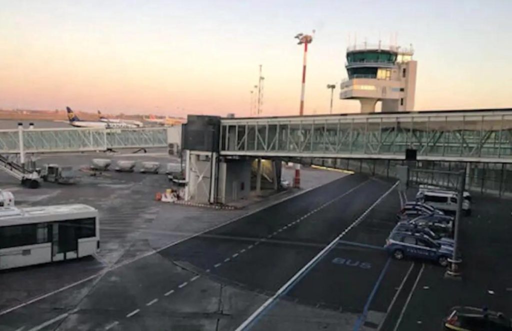Etna, la cenere blocca l'aeroporto di Catania: voli sospesi fino alle 22