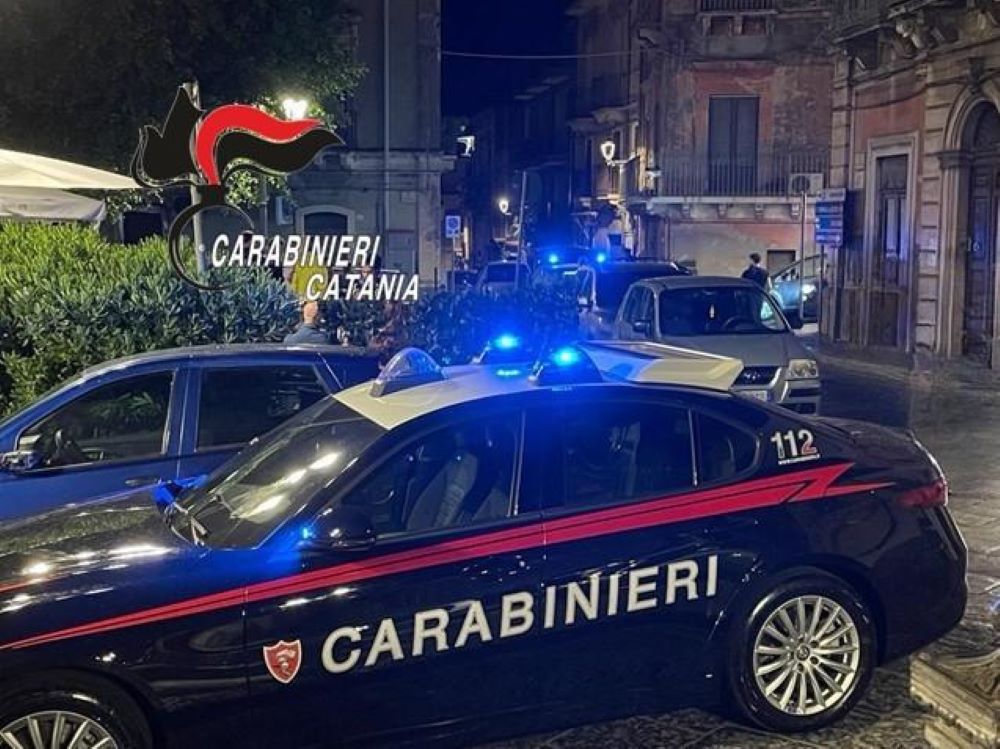 Paternò, 25enne arrestato per danneggiamento a colpi d'arma da fuoco: sparò contro auto