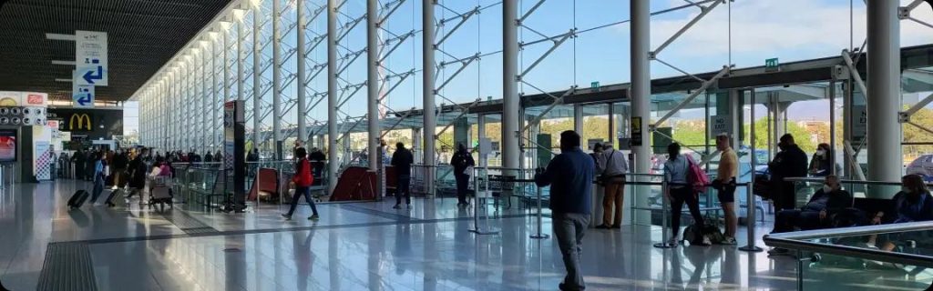 Aeroporto di Catania riaperto dopo l'eruzione dell'Etna: spazi aerei C1 e B3 di nuovo operativi. Ma sui disagi restano le criticità