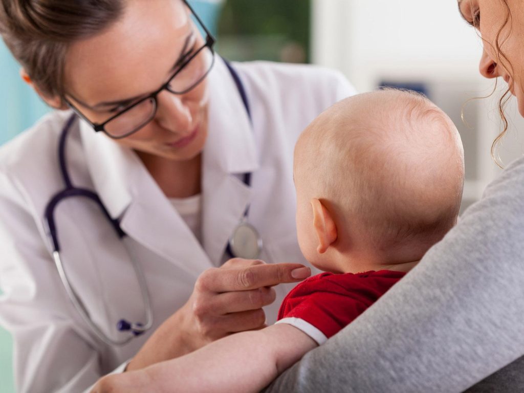 Miopia nei bambini, l'esperto catanese Avitabile: “Prima visita oculistica già alla nascita”