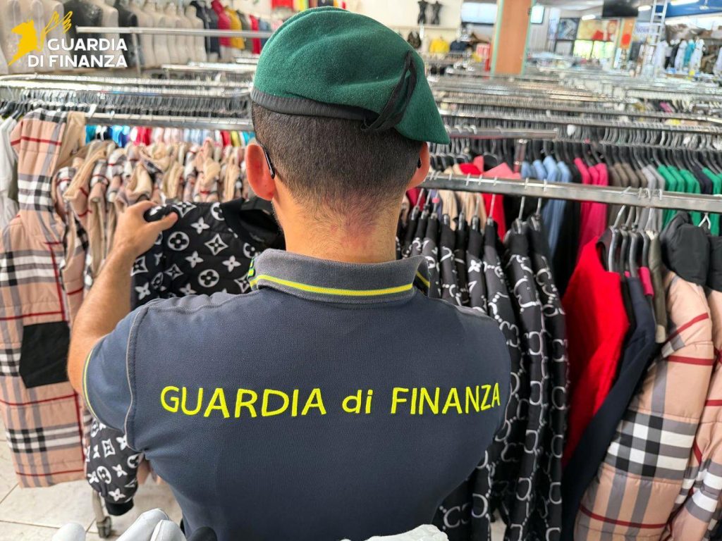 A Misterbianco maxi sequestro di abbigliamento contraffatto: 4.400 capi griffati in un magazzino (VIDEO)