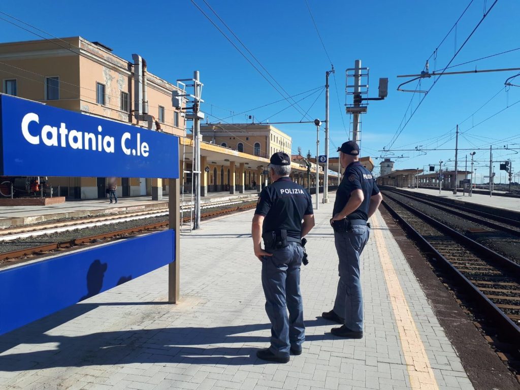 Stazione Centrale di Catania, spintona un poliziotto giù dalle scale: 29enne arrestato e multato di 650 euro