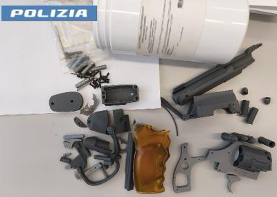 S. Giovanni La Punta, laboratorio di "armi fantasma" in un garage: arrestato 27enne per armi e droga (VIDEO)