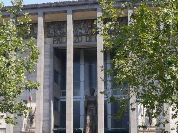 Catania, "palmi al seno" senza pressione non era violenza in primo grado: in appello medico condannato a quattro anni